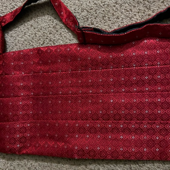 Men’s Cummerbund. Fits up to a 36” waist. All 100% silk as is Matching Tie. - Picture 4 of 6